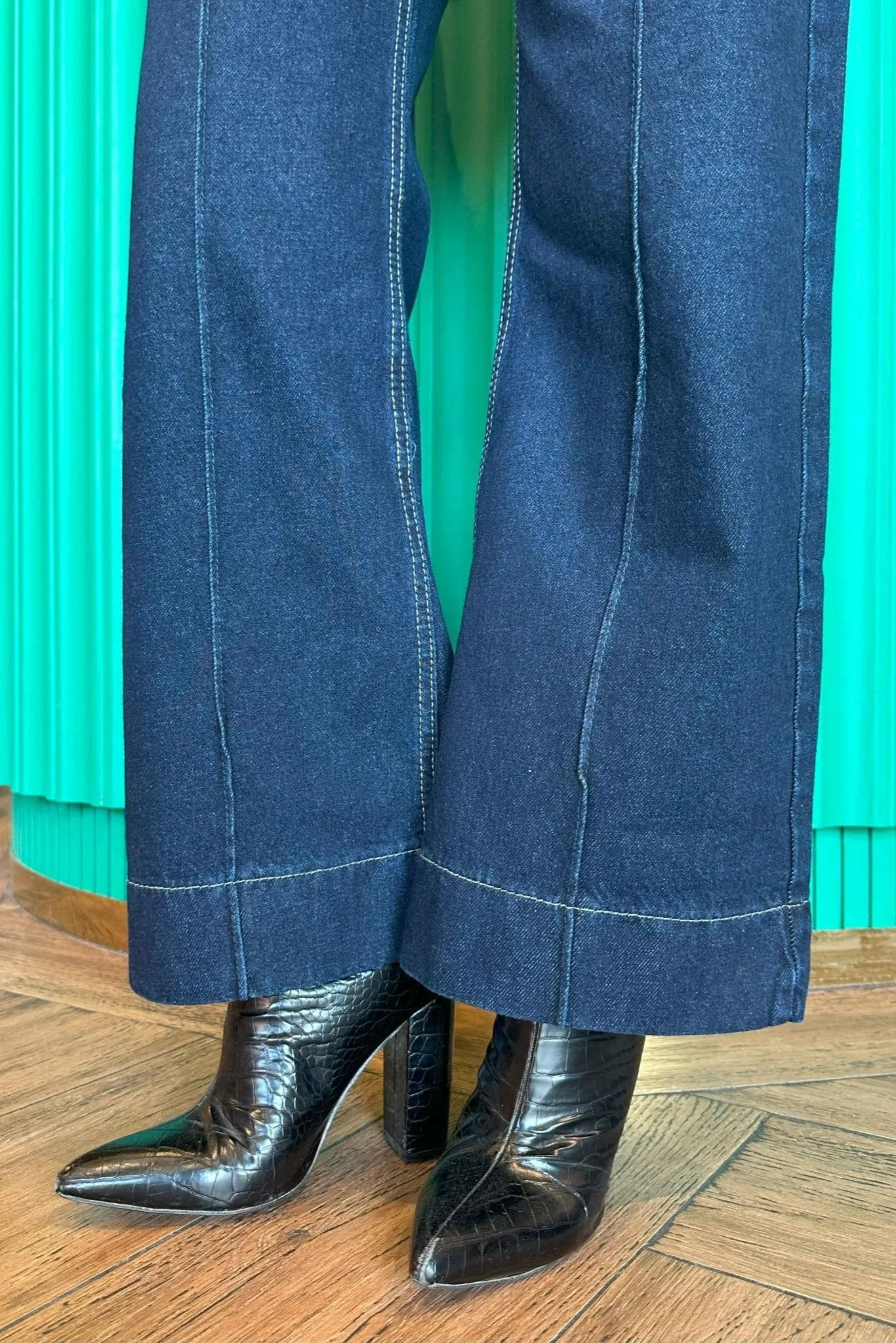 Cropped Wide Leg - Navy Blue Wash Jeans.